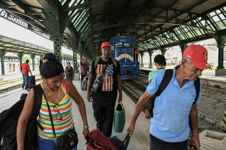 Rail passengers carry their luggage along a platform at the Ferrocarriles de Cuba Station in Havana on June 16, 2026. (Photo: AFP)