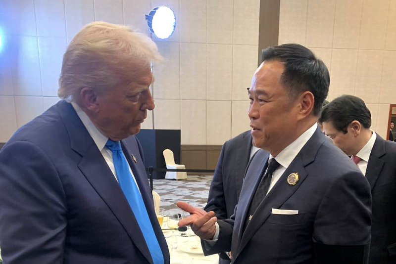 United States President Donald Trump, left, and Thailand's Prime Minister Anutin Charnvirakul speak following a special dinner for leaders of Apec nations in South Korea in October 2025. (File photo: Government House)