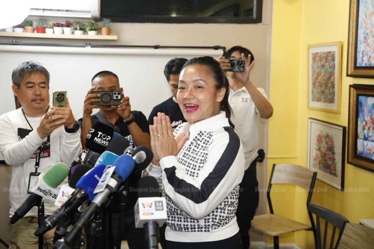 นางมัลลิกา บุญมีตระกูล มหาสุข กล่าวขอบคุณผู้มีสิทธิเลือกตั้งที่ร้านอาหารแห่งหนึ่งในกรุงเทพฯ คืนวันอาทิตย์ (ภาพ: ภัทรพงษ์ ฉัตรภัทรศิลป์)