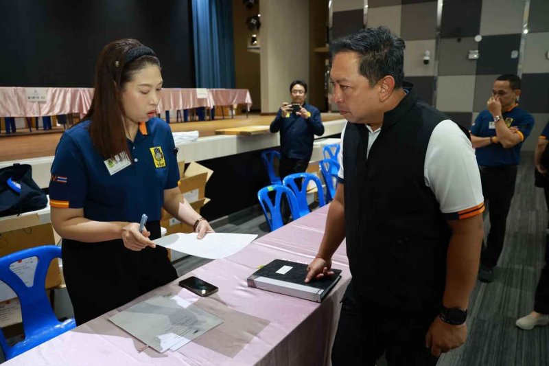 ธีรภัทร คาชมาต (ขวา) อธิบดีกรมป้องกันและบรรเทาสาธารณภัย ตรวจเยี่ยมสนามสอบเมื่อวันเสาร์ (ภาพจากหน่วยงานราชการ)