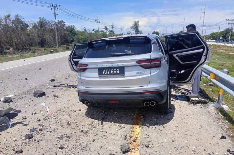 The bomb damaged car and road surface in Tak Bai district, Narathiwat, on Monday morning. The two Malaysian tourists in the car were injured and later taken to hospital. (Photos supplied)