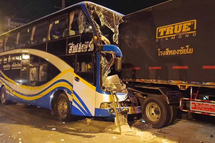 Bangkok Post - 15 injured when bus hits parked truck