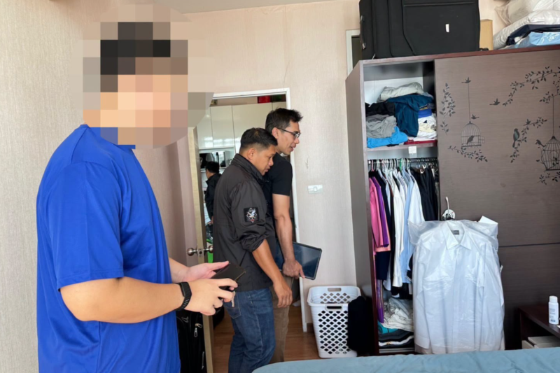 เจ้าหน้าที่ค้นห้องพักของพนักงานต้อนรับบนเครื่องบินในเขตบางนา เมื่อวันจันทร์ โดยมีแฟนหนุ่มของเธออยู่ด้วย (ภาพ: สำนักงานคณะกรรมการป้องกันและปราบปรามยาเสพติด)