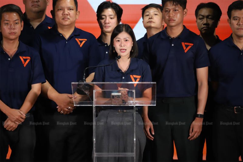 Bangkok councillor-elect for Bang Sue, Pattraporn Kengrungruengchai, centre, is named the People's Party candidate for the Bangkok city council chair. (Photo: Varuth Hirunyatheb)
