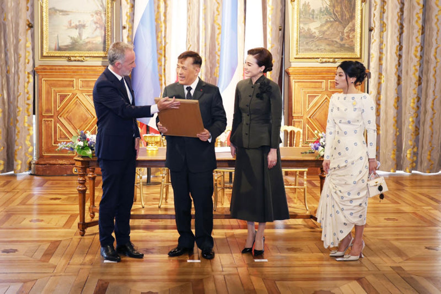 พระบาทสมเด็จพระเจ้าอยู่หัวและสมเด็จพระนางเจ้าฯ พระบรมราชินี พร้อมด้วยสมเด็จพระเจ้าลูกเธอ เจ้าฟ้าสิริวัณณวรี นารีรัตนราชกัญญา ทรงรับฟังการถวายรายงานโดยนายกเทศมนตรีกรุงปารีสเกี่ยวกับโครงการริเริ่ม “ปารีสที่ยั่งยืน” (Sustainable Paris) เมื่อวันที่ 30 มิถุนายน