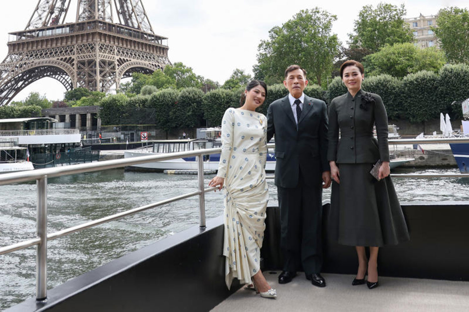 พระบาทสมเด็จพระเจ้าอยู่หัวและสมเด็จพระนางเจ้าฯ พระบรมราชินี และสมเด็จพระเจ้าลูกเธอ เจ้าฟ้าสิริวัณณวรี นารีรัตนราชกัญญา ฉายพระรูปขณะประทับบนเรือไฟฟ้าล่องแม่น้ำแซนในกรุงปารีส (ภาพ: สำนักพระราชวัง)