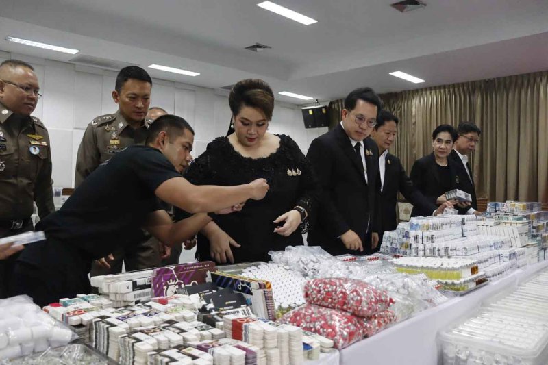 ศุภมาส อิศรภักดี รัฐมนตรีประจำสำนักนายกรัฐมนตรี ตรวจสอบของกลางที่ยึดได้ รวมถึงสเตียรอยด์ชนิดฉีดและกิน เครื่องจักร อุปกรณ์ วัตถุดิบ และบรรจุภัณฑ์ มูลค่ากว่า 50 ล้านบาท ณ คอนโดมิเนียมหรูในซอยพัฒนาการ 51 กรุงเทพฯ ภาพถ่ายจากแหล่งข่าว