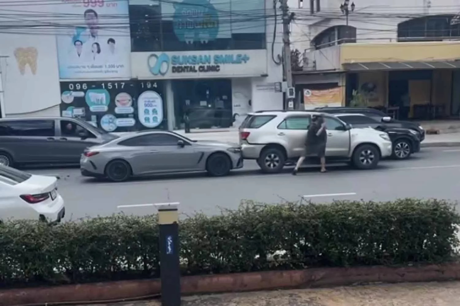 'Angry' Mercedes driver rams 8 cars in Bangkok
