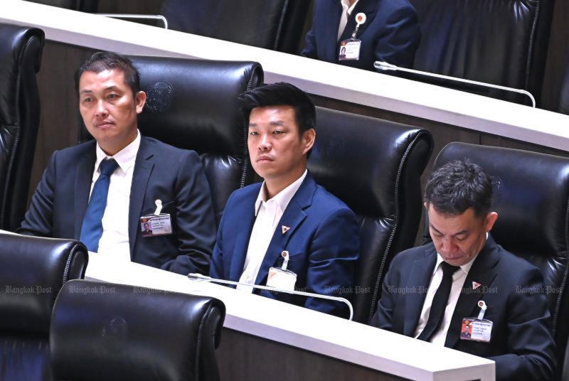 นายนัฐพงษ์ เรืองปัญญาวุฒิ หัวหน้าพรรคประชาชน (กลาง) และ ส.ส. ของพรรค เข้าร่วมการอภิปรายร่าง พ.ร.บ. งบประมาณรายจ่ายประจำปี 2570 ในรัฐสภา (ภาพ: ชนัตร์ กตัญญู)