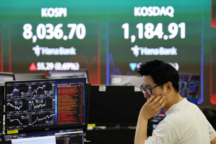 Foreign Investors Sell Asian Equities at Fastest Pace in 16 Years