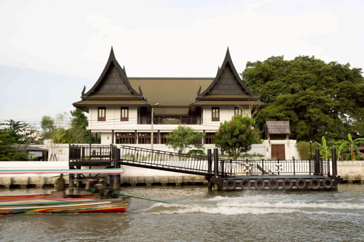 Embrace life along a Bangkok canal