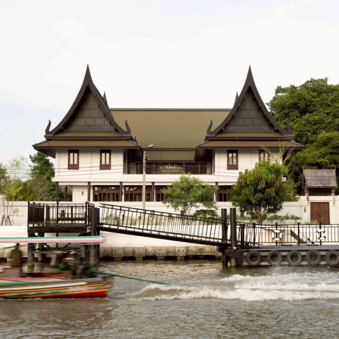 Embrace life along a Bangkok canal