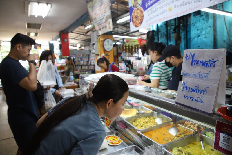 People shop at Bang Kapi Market on the first day of the ‘Thais Help Thais Plus’ campaign on June 1, 2026. (Photo: Varuth Hirunyatheb)