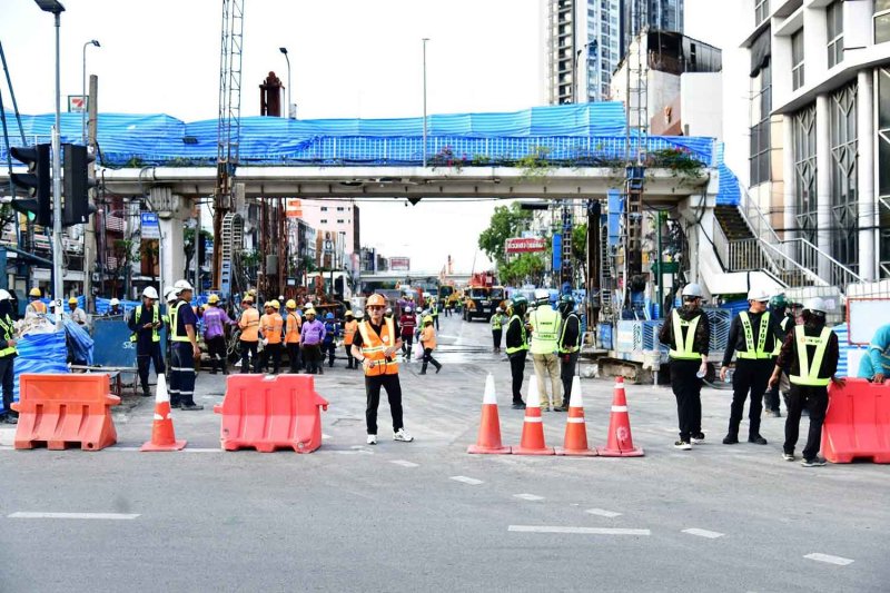 Traffic is closed above the tunnel leak site as workers use special concrete to shore up the Purple Line tunnel at the Wong Wian Yai intersection in Klong San district, Bangkok, on Thursday. (Photo: Bangkok Metropolitan Administration)