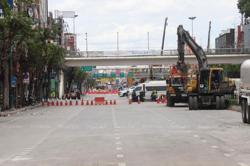 Crews work on Prachadhipok Road to stabilise conditions after water seeped into an under-construction Purple Line tunnel on July 8. (Photo: Apichart Jinakul)
