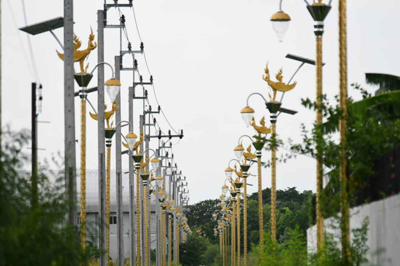 The case of the fancy lampposts