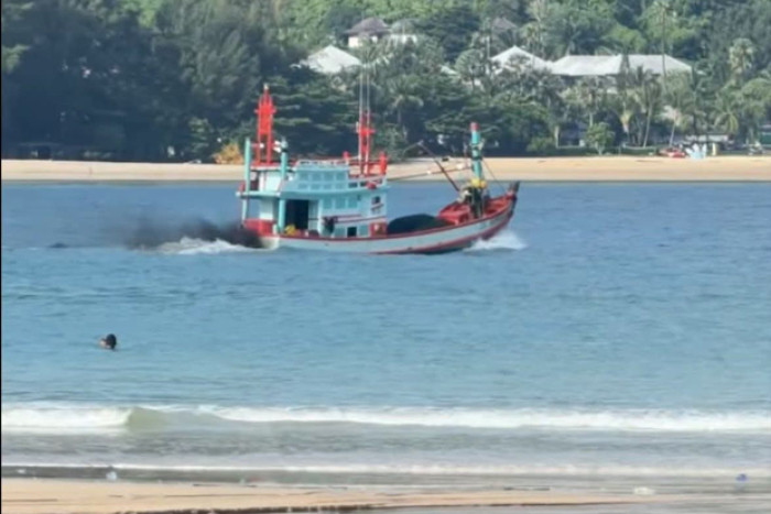 Nam thanh niên trộm tàu cá nhỏ rồi bị sóng lớn đánh lật trên đảo Phuket