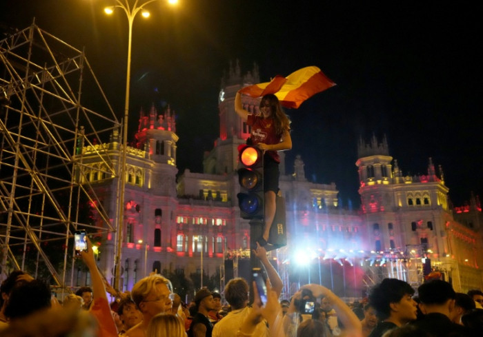 Tuyển Tây Ban Nha trở về Madrid được đón tiếp chào mừng của một triệu người hâm mộ