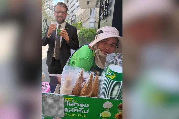 Nhà ngoại giao Thụy Điển khen ngợi kem dừa Thái Lan hấp dẫn giữa nắng nóng Bangkok