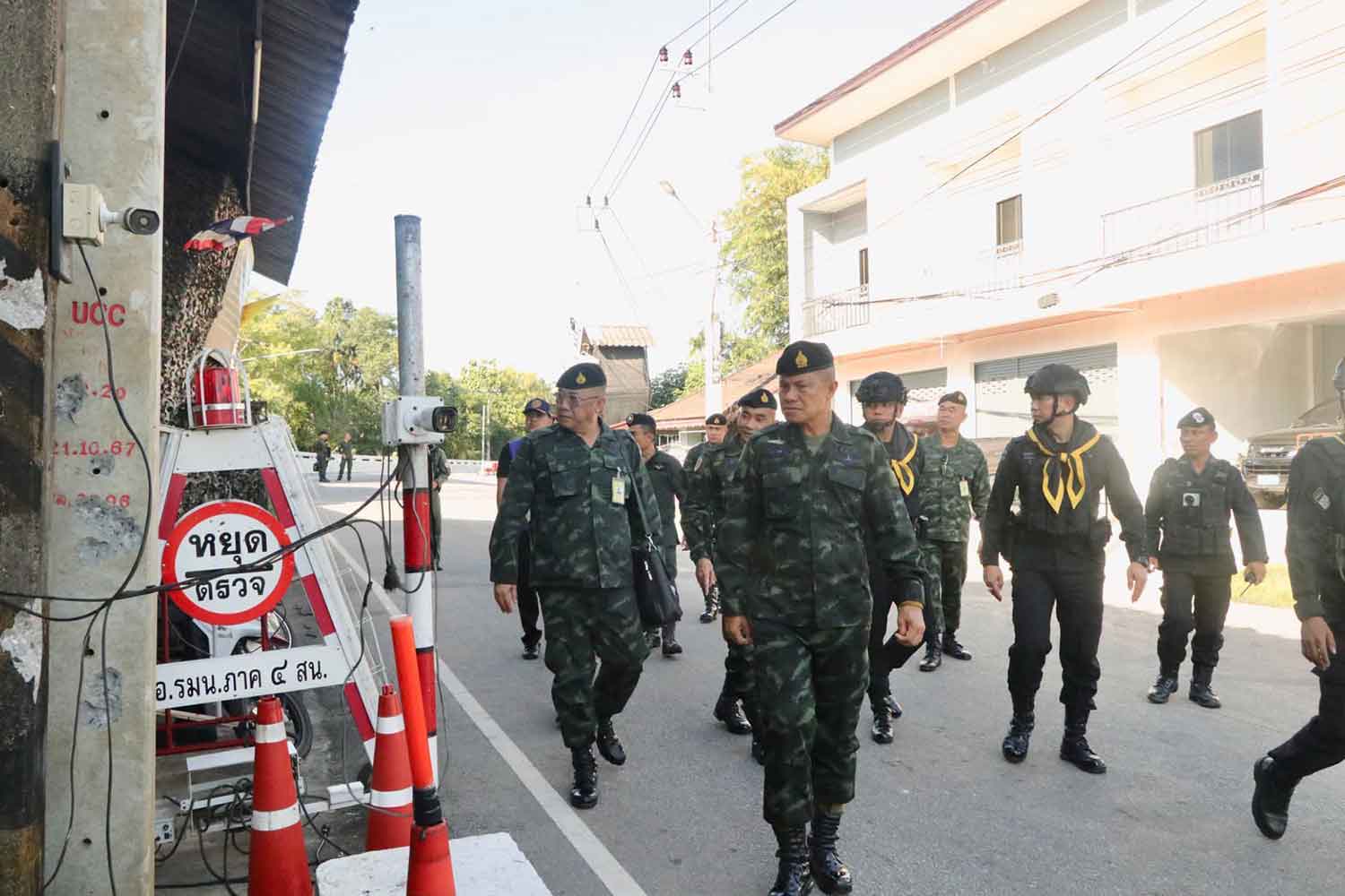 Fourth army commander Norathip Phoinok, centre, inspects the attacked checkpoint on Thursday morning. Isoc