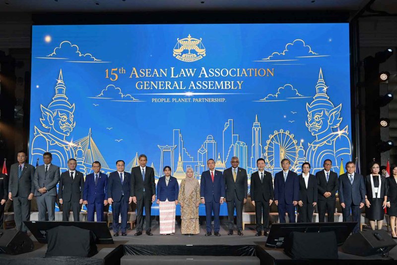 Participants pose for photos at the 15th Asean Law Association General Assembly at InterContinental Hotel Bangkok last week. (Photo: Courts of Justice)