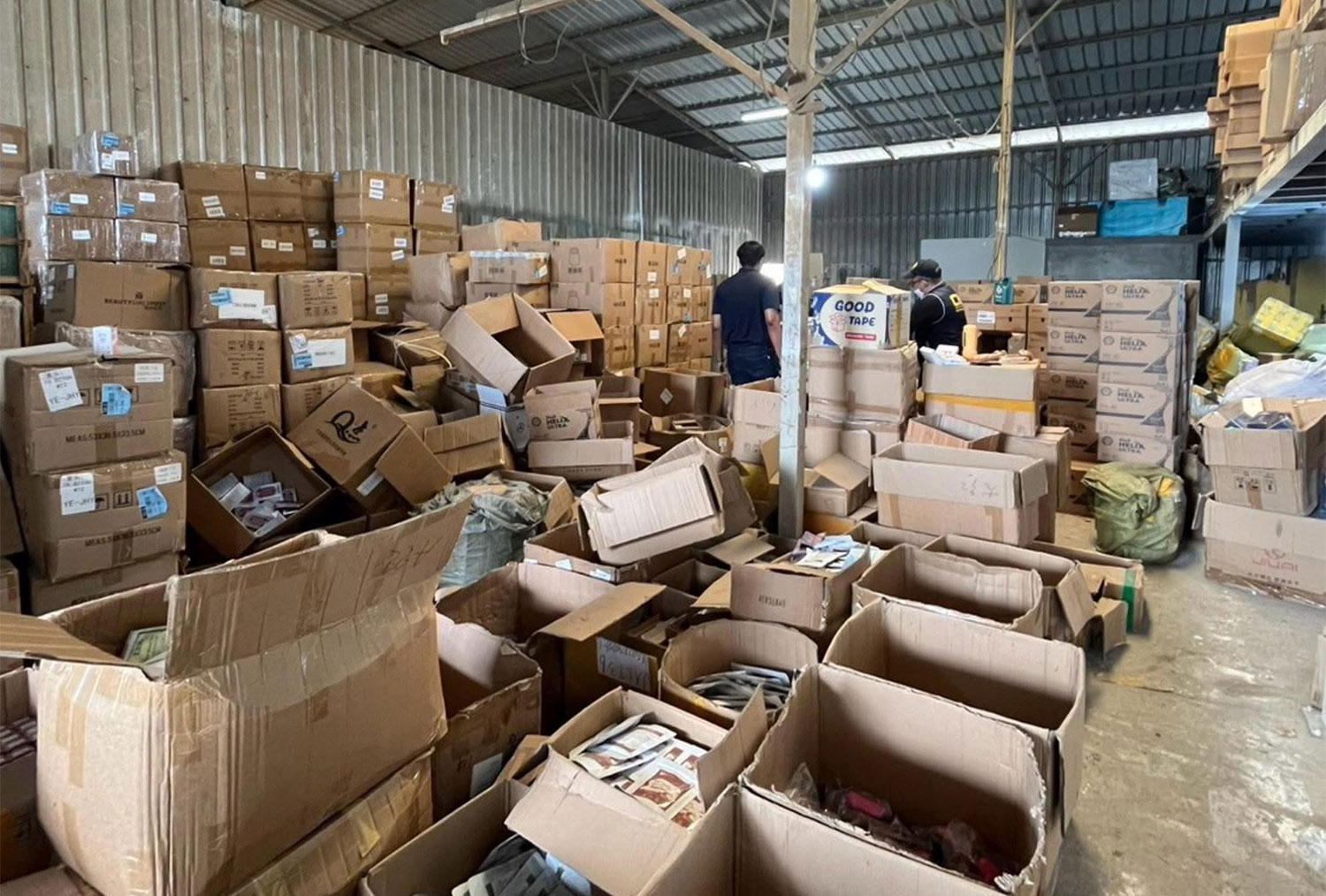 Các cán bộ thuộc Cục Chống tội phạm kinh tế (ECD) và các quan chức từ các cơ quan liên quan đã thu giữ khoảng 32.000 sản phẩm giả nhãn hiệu từ một kho hàng ở quận Min Buri, Bangkok. (Ảnh: Cục Điều tra Trung ương)