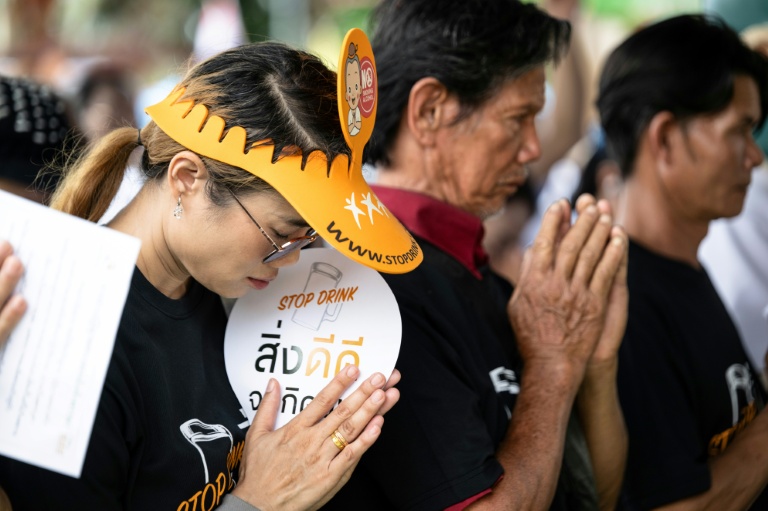 Wassana Nak-umma (L) pledges to abstain from drinking alcohol for three months at the beginning of Buddhist Lent