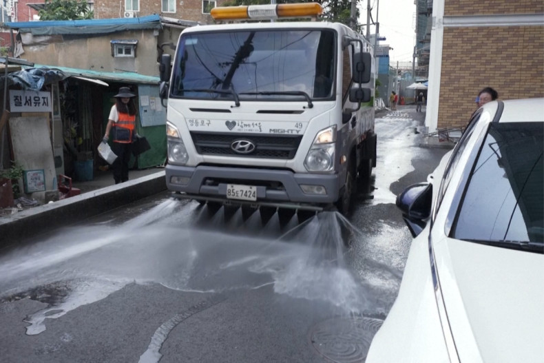 Cooling mist offers relief to elderly residents amid Seoul heatwave