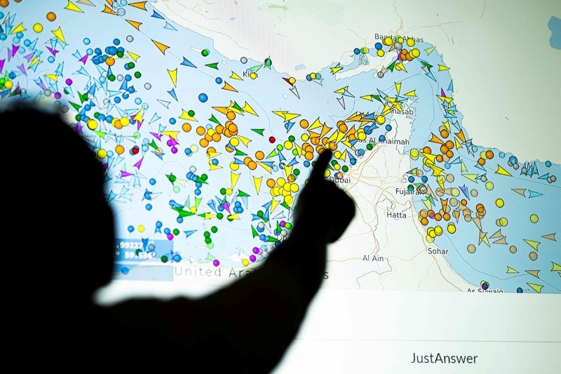 A large screen displays vessel movements in the Strait of Hormuz on a ship-tracking website on May 15, 2026. (Photo: AFP)