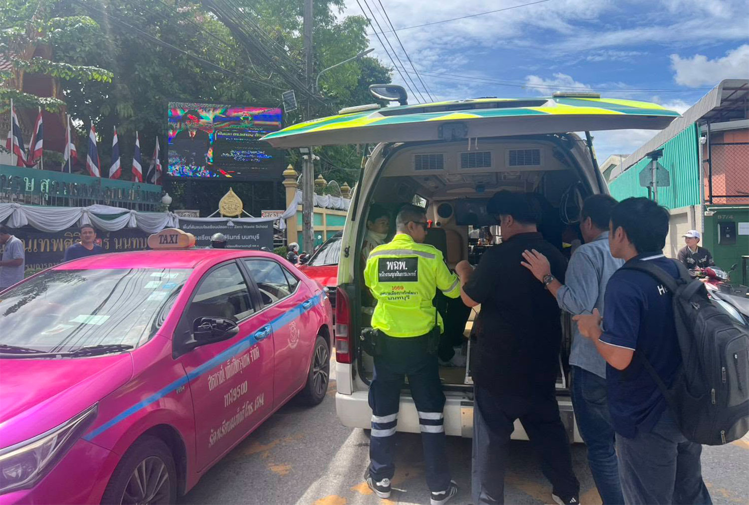 Rescuers take injured students to a hospital. (Photo: Boonpiwa Fire and Rescue Team)