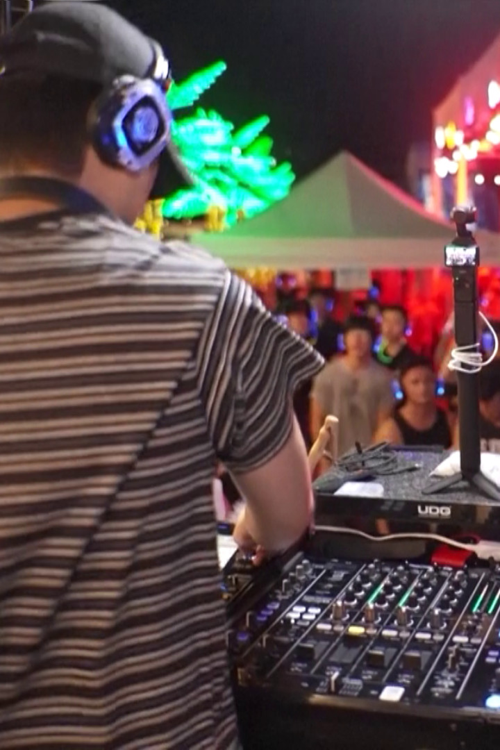 Hundreds cool off at Seoul's silent disco pool party