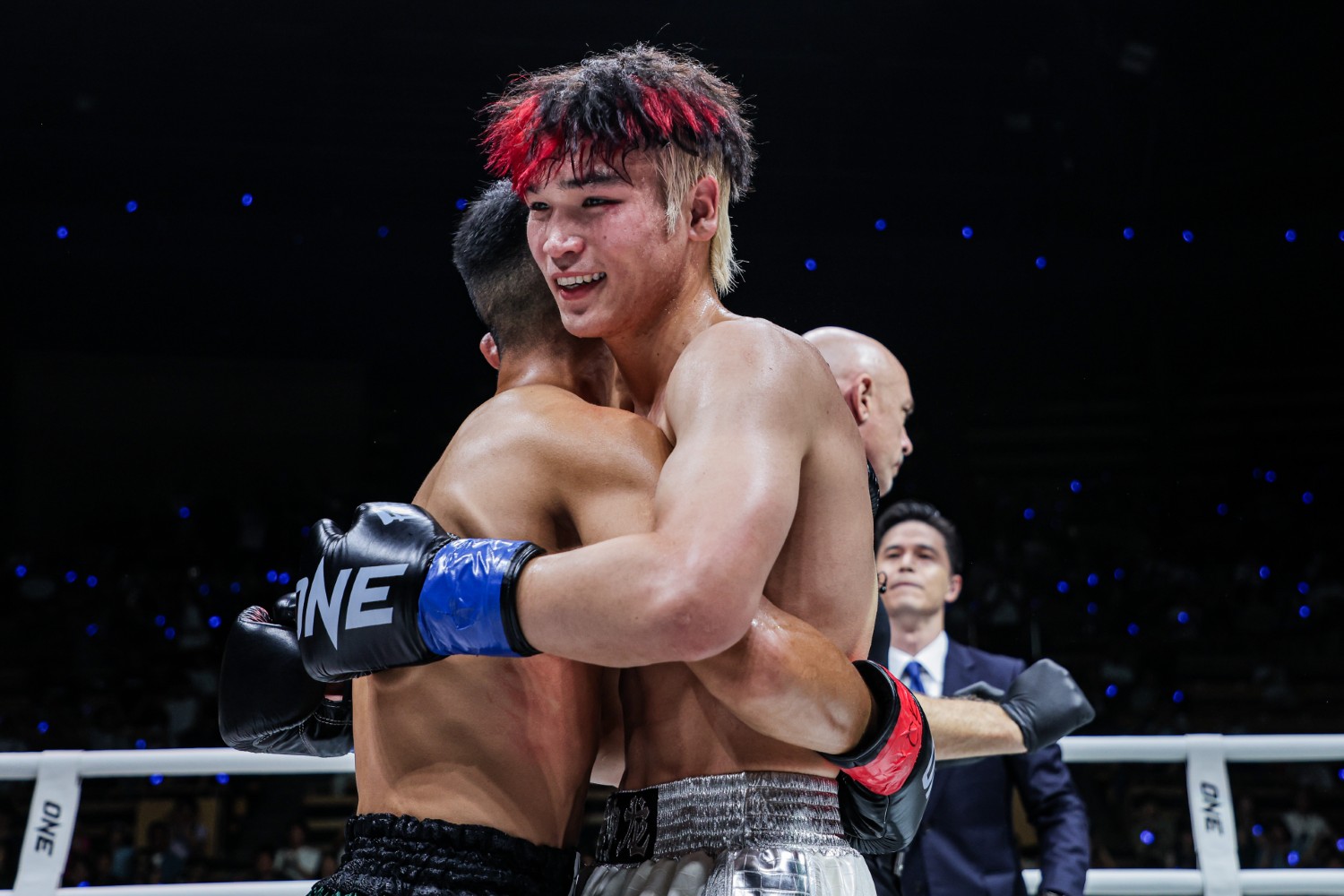 Liu Mengyang embraces Masaaki Noiri after their ONE Samurai 2 main event in Tokyo