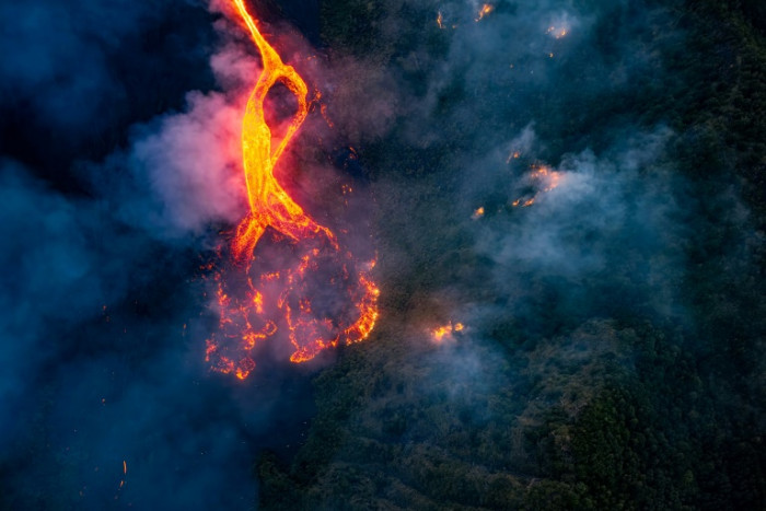 Bangkok Post - Tourists rush to Mount Etna as Italian volcano erupts