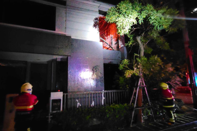 Firemen at the scene of the deadly housefire in Nonthaburi early Monday morning. (Photo: Fire & Rescue Thailand)