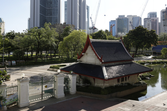 Suspect held after body pulled from Benjasiri Park pond