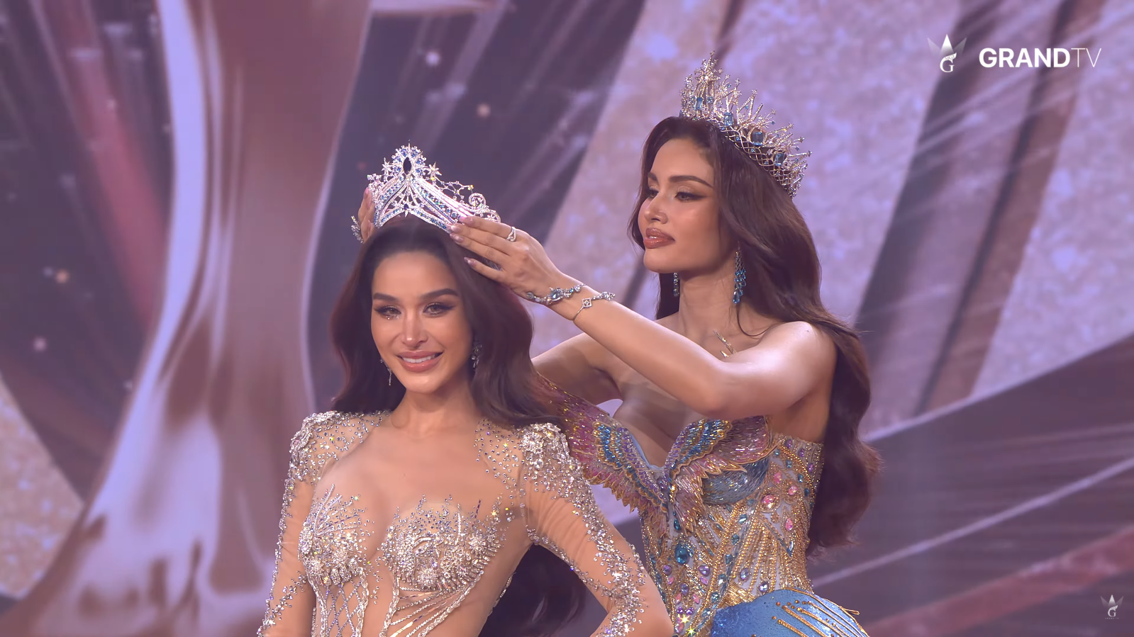 Botes being crowned by Miss Universe Thailand 2025, Praveenar “Veena” Singh. (Photo: GrandTV)