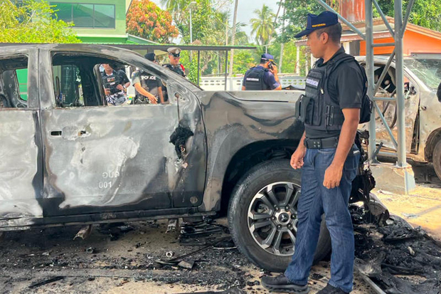 A security official on Sunday examines one of the pickup trucks damaged by a bomb at the tambon Bacho administration organisation office in Bacho district, Narathiwat, on Saturday night. (Photo: Bacho district office)
