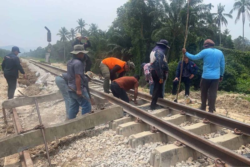 A railway crew repairs the bomb-damaged track in Narathiwat on Monday. (Photo: State Railway of Thailand)