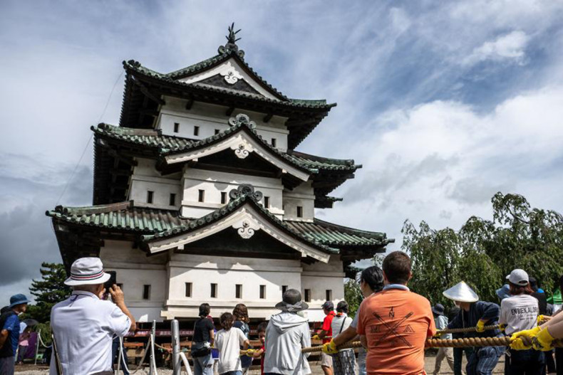 Watch 1,800 people move an entire castle in Japan