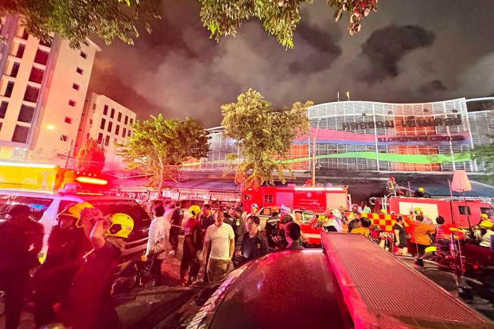 Klongthom Centre fire under control, building partly collapses