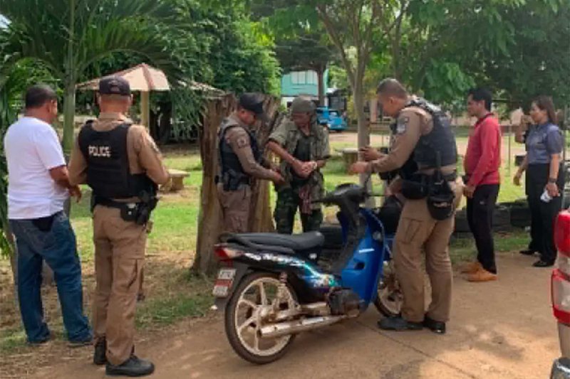 Police arrest the man with a long knife seen acting weirdly in a school yard in Khon Buri district, Nakhon Ratchasima, on Friday. (photo: Prasit Tangprasert)