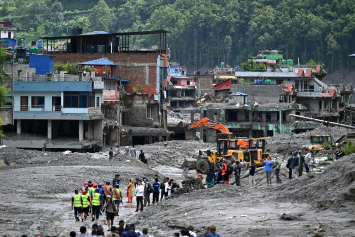 Überlebende der Überschwemmungen in Nepal kehren zu den Ruinen zurück ...