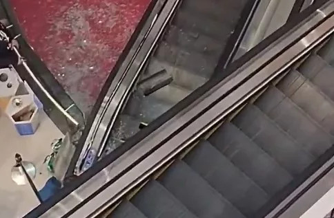 The escalator from which the man fell at Terminal 21, Bangkok. (screenshot from x @mr_whathapened)