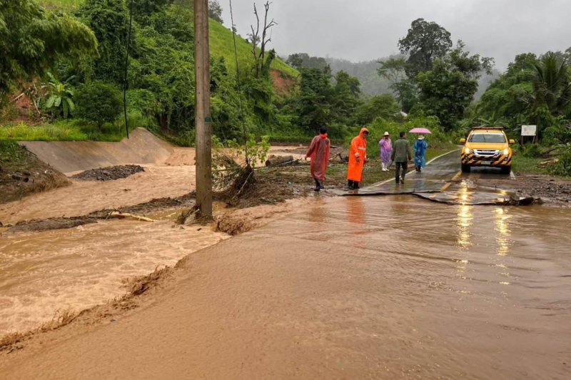 Officials visit affected areas of Muang district in Mae Hong Son to assist residents after forest runoff caused flooding and cut off a bridge in August 2026. (Photo: Muang Mae Hong Son district office)
