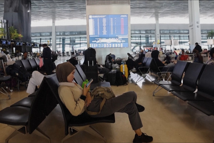 Anak Krakatau eruption prompts school closures, airport shutdowns