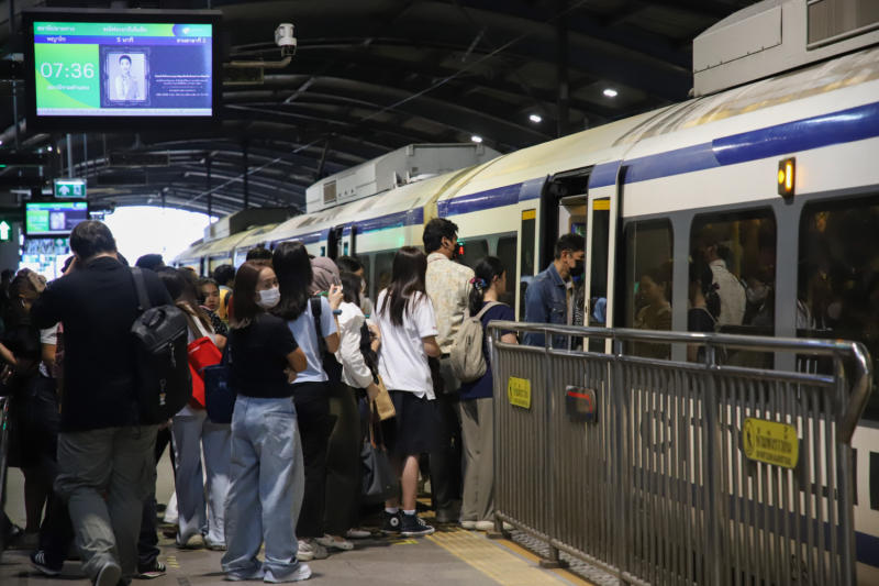 Passengers board an Airport Rail Link train at Ramkhamhaeng station in Bangkok on Thursday. (Photo: Varuth Hirunyatheb)
