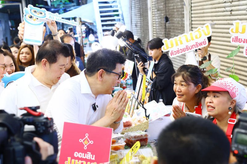 Market outreach: Finance Minister Ekniti Nitithanprapas promotes the 'Nok Krasip' loan scheme on the Thung Ngern app to market vendors. The scheme is designed to help micro-SMEs access formal credit more easily. (Photo: Ministry of Finance)