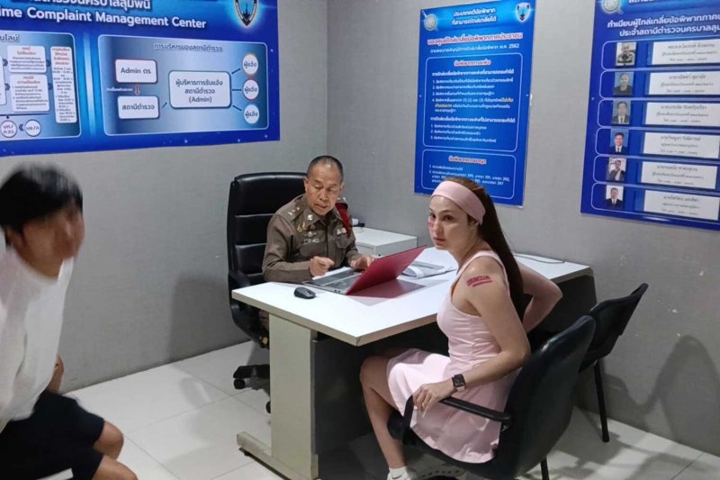 Actress Usamanee “Kwan” Waitayanon at Lumpini police station on Sunday. (police photo)