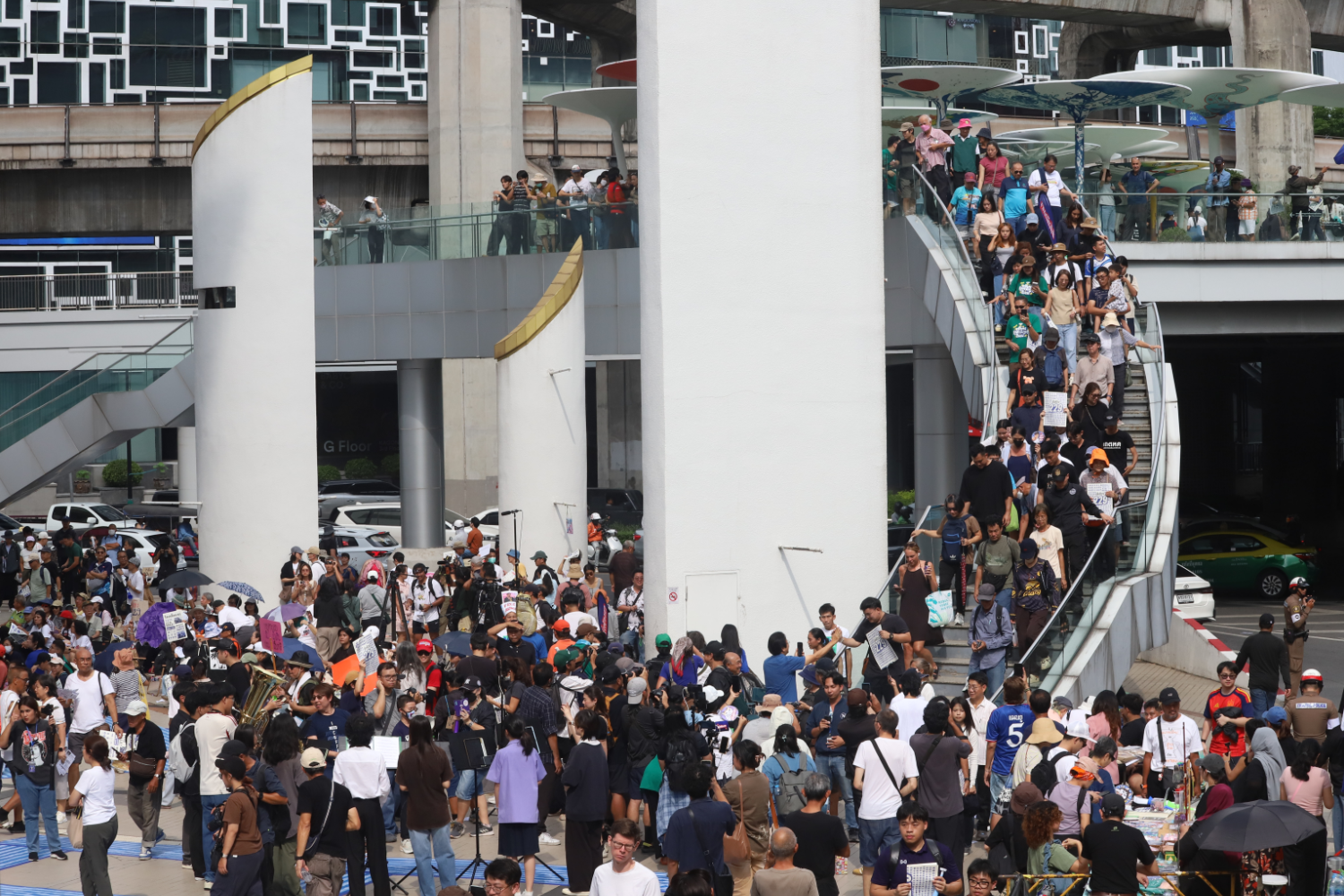 iLaw (Internet Law Reform Dialogue) and People’s Party supporters on Sunday gather at the Bangkok Art and Culture Centre, demanding the Election Commission (EC) submit the senate election collusion case to the Supreme Court for judgement. (Photo: Apichart Jinakul)