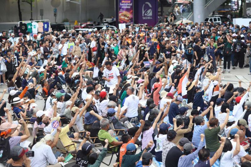 Demonstrators rally in front of the Bangkok Art and Culture Centre in Pathumwan district, Bangkok, on Sunday to demand the Election Commission send the senate election collusion case against 229 suspects to the Supreme Court. Apichart Jinakul